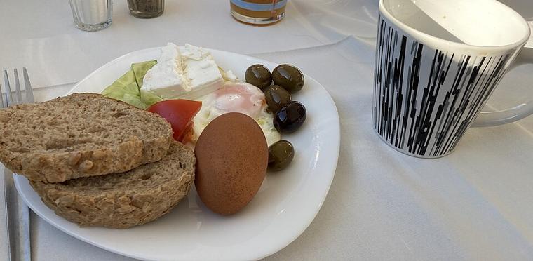 Завтрак в столовой гостиницы
